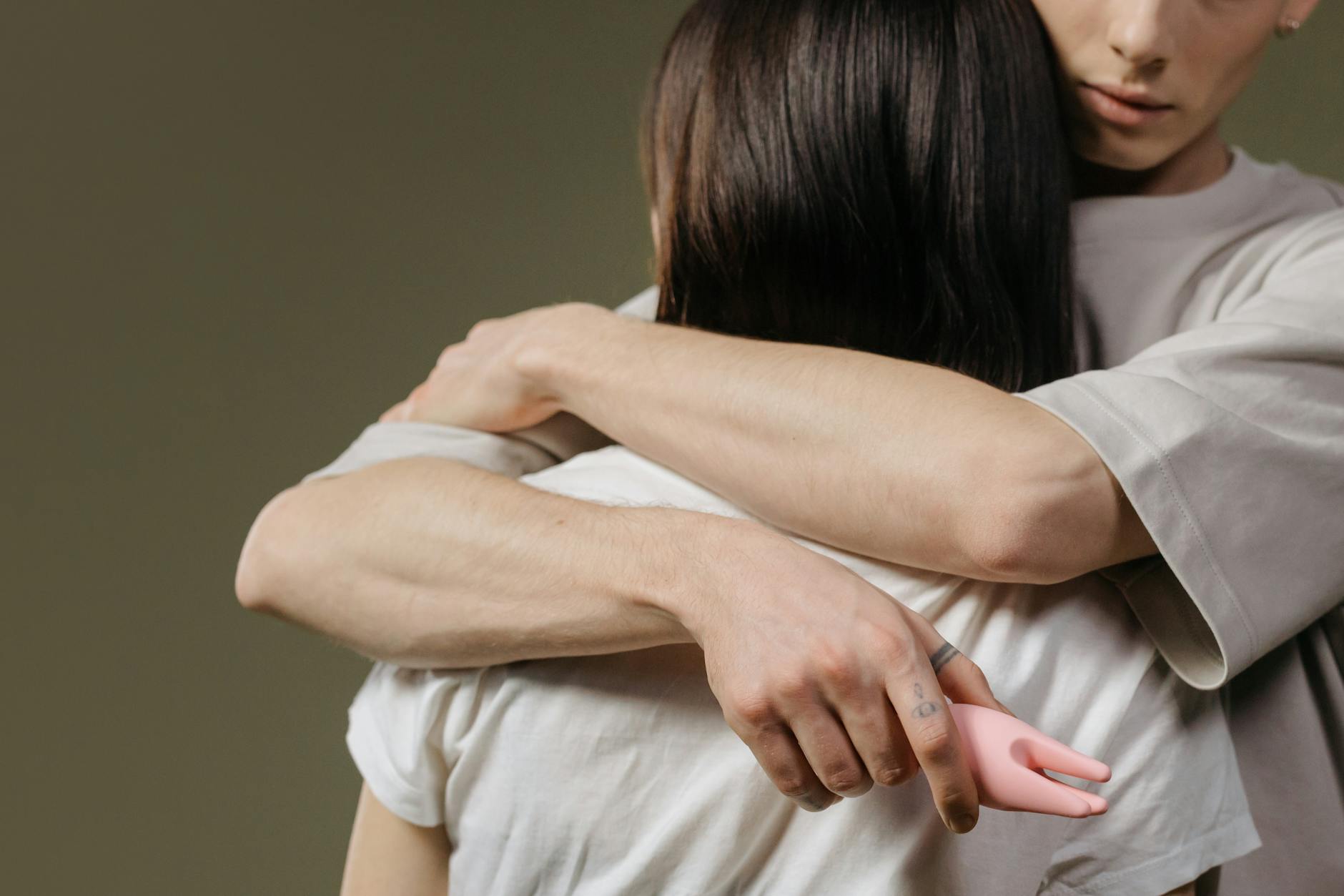 Un couple enlacé de façon intime, symbolisant la connexion et l'intimité reconstruite