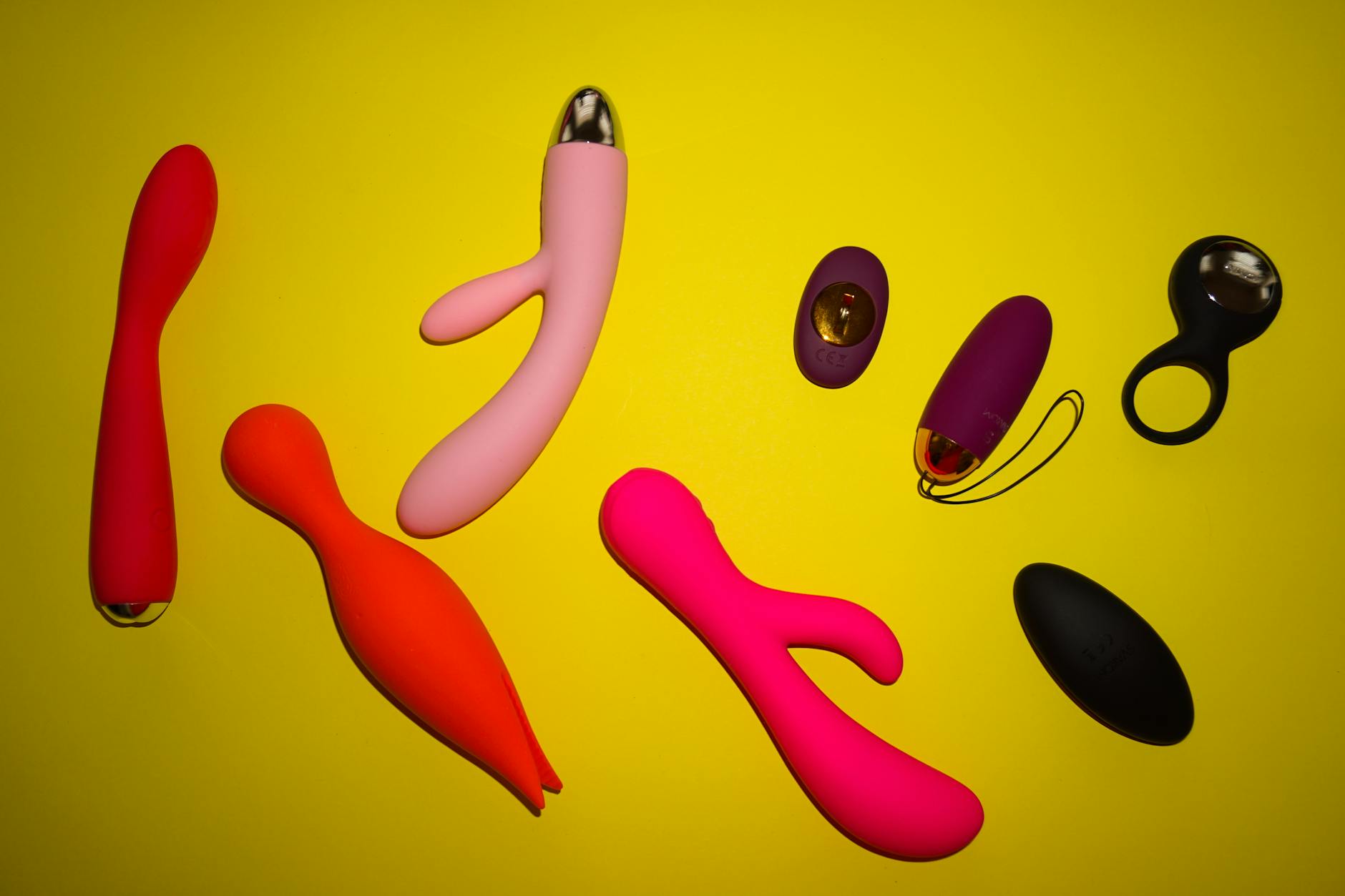 Composition vibrante de diverses jouets pour adultes sur surface jaune vif